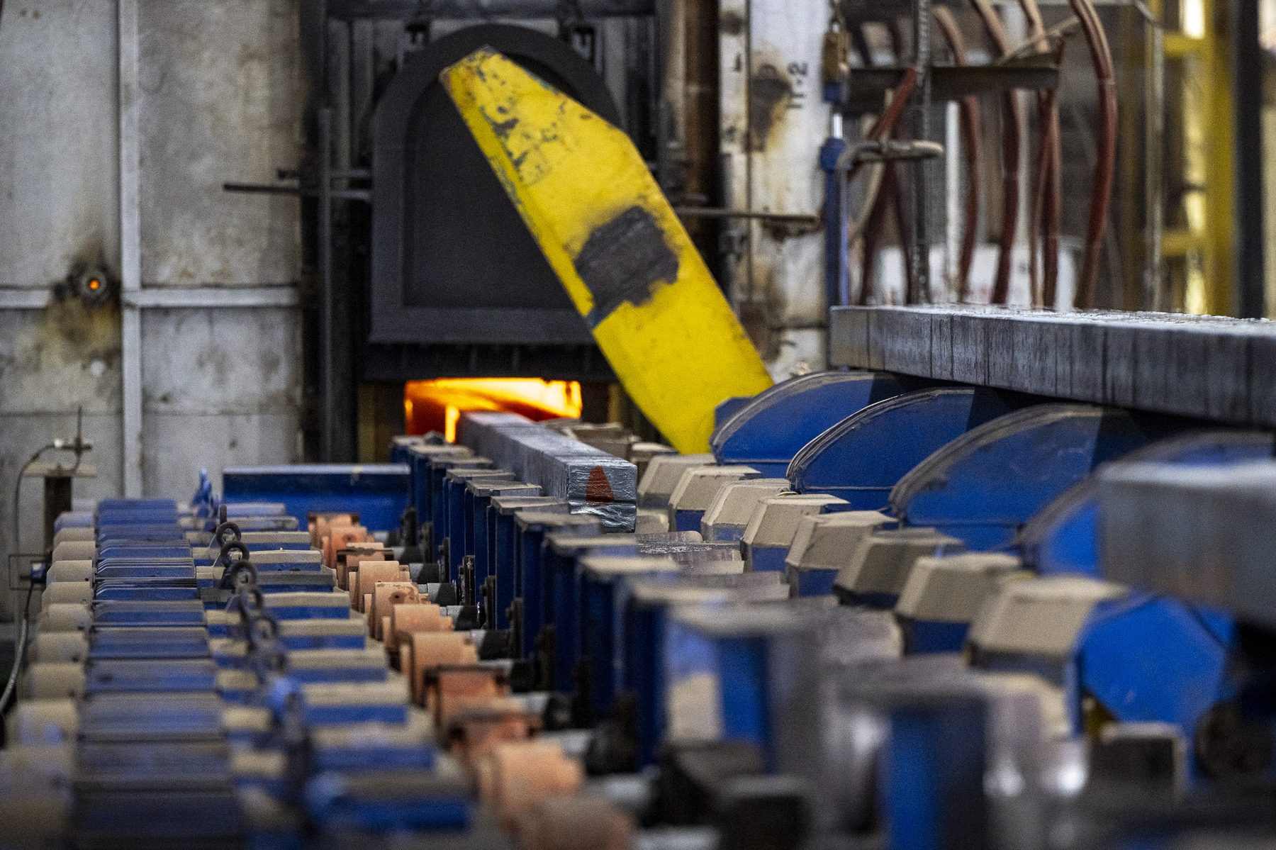 Roller tables leading toward a furnace mouth