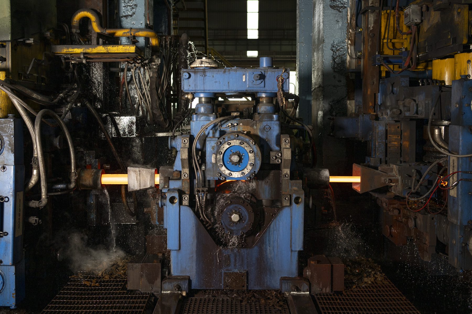 Hot bar exiting a blue roll housing