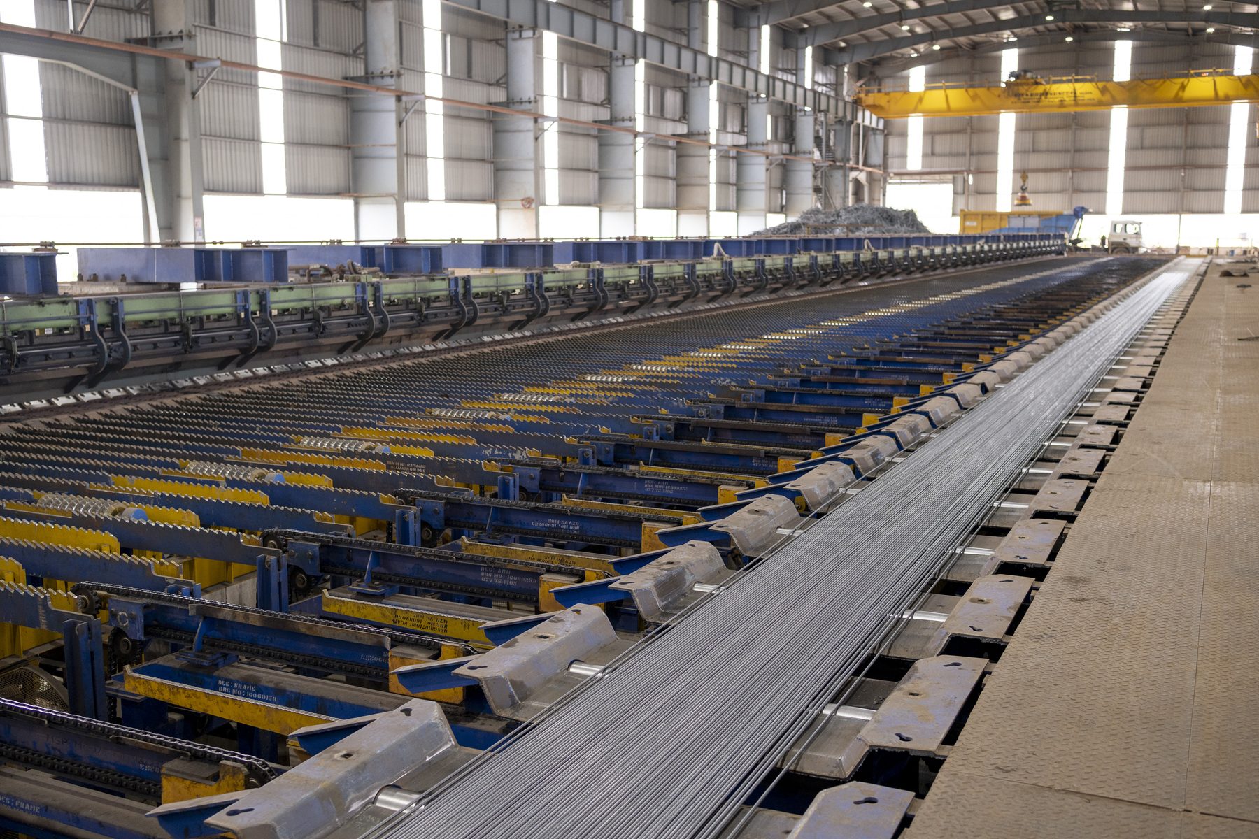 Bars travelling the length of the cooling bed
